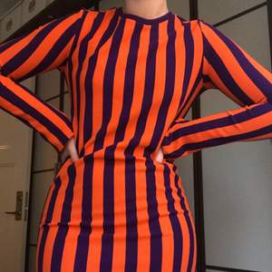 Jag säljer min snygga klänning i orange och lila med ränder 🧡💜 Klänningen är i strl S/M! Den är jättefin och varm vilket gör den perfekt till hösten! Kolla in mina andra auktioner också 💜🧡