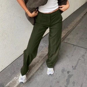 Kostymbyxor - Säljer dessa kostymbyxor. De är från zara, aldrig använda. Köpte för 400kr.💘💘 (säljer direkt vid snabb affär) :) obs små skavanker vid dragkedjan