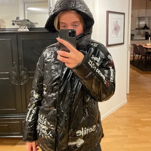 Vinterjacka desigual - Unik vinterjacka från desigual i  strl S/M! 🖤 köparen står för frakt 