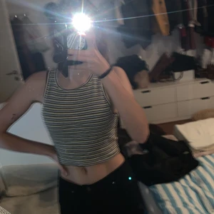 Zara topp - Jätte gulig top fick den av en kompis. Den har bara använts nån gång då jag inte har något som matchar den. Mjuk och stretch.