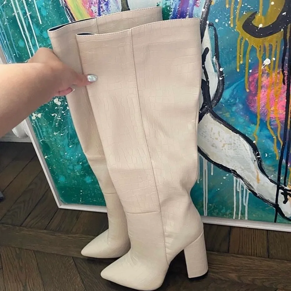 (Inte mina bilder) Super snygga vita boots med klack, dessa har aldrig kommit till användning så därför jag säljer dom. Skor.