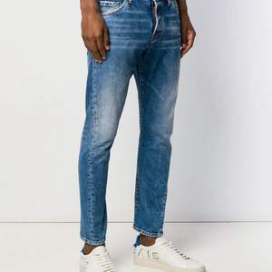 Dsquared2 Jeans Modell: Sexy Twist  Storlek: 48 Kondition: General Wear  men inga flaws 8,5/10 Köpta från farfetch  Nypris 3170kr Original Förpackning finns kvar