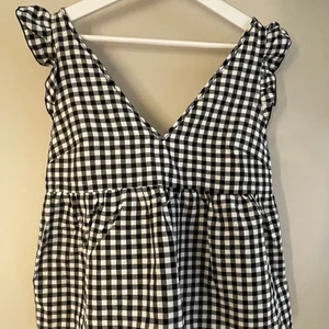 Rutig topp - Säljer en jättefin topp som aldrig är använd pga att den är för stor! Köpt på Plick❤️  säljer för 40kr inklusive frakt! Tror att den är i någon storlek mellan m/s ❤️ kan också mötas i Stockholm 💕