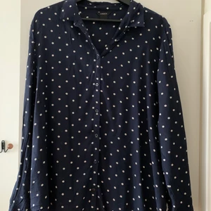 PRICKIG SKJORTA LINDEX - En superfin marinblå prickig skjorta från Lindex. 