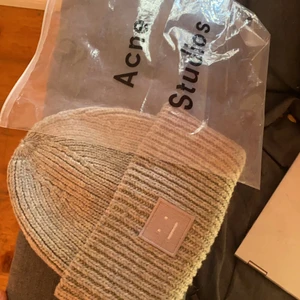 Helt ny acne mössa  - Acne mössa