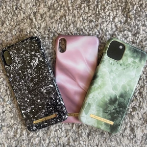 Dundertrio mobilskal - Ideal of sweden. Helt fantastiska mobilskal som fungerar till vilken årstid som helst. Till en iPhone XS Max mobil. Superfina, som jag är helt kär i! Du får alla tre i ett paket ord pris/st -299kr. Gott som nya!