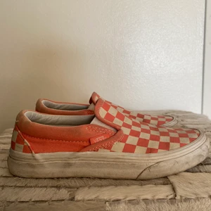 Vans - Rosa slip on Vans i stl 36,5. Väldigt använda men inte trasiga någonstans, går säkert att tvätta i tvättmaskinen. Kunden betalar frakt. 