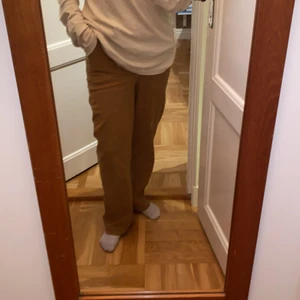 Bruna levis jeans  - Sköna loose jeans som går rakt vid bena. Knappt använda :)