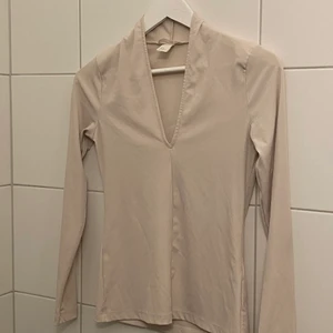 Tröja från Hm - Fin tröja, väldigt tunnt material som sitter väldigt fint. Andvänts ett par gånger men passar inte mig längre