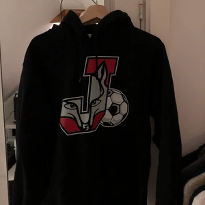 Vintage collage hoodie  - vintage collage hoodie  S passar M  Cond  8/10  Pris 299kr  Passar med allt, skriv för fitpics osv