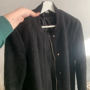 Svart kappa - Svart kappa från HM i storlek 34. I bra skick förutom att ena fickan är sönder inuti, men går att lösa för den som vill sy. Kan mötas eller skickas med Postnord Skicka lätt.
