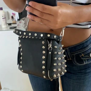 Nitväska zara - Säljer den här sparsamt använda väskan från zara. Super populär och trendig. 😍😍 Svår att få tag på. Frakt kostar 66 kr extra. BUD ÄR BINDANDE