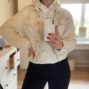 Beige jeansjacka  - Beige kort jeansjacka från Mango. Köpt för ca 500kr. 