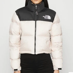 The north face jacka - Superbra skick! Knappt använd då den inte var min stil. Storlek XS. Köpt i våras. Färgen ”pink tint”, men jag skulle säga att det är en VÄLDIGT ljusrosa/beige/vit färg☺️