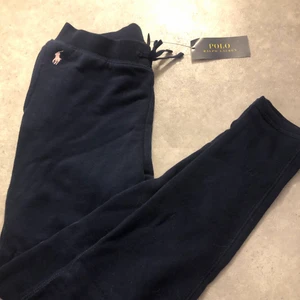 Byxor - Säljer dessa byxor från ralph lauren som köptes för 795kr🤍 aldrig använda då det blev fel storlek🤍 säljer för 300kr🤍 storleken är L (barnstorlek), skulle säga att det är en xxs/xs🤍 (frakt tillkommer) pris kan diskuteras 