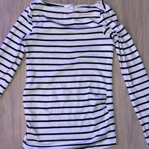 Randig långärmad tröja  - En snygg randig tröja som nästan passar till allt gillar att den är lite längre för då kan man ta ner den lite för de tycker jag är lite snyggt den är storlek Xs jag själv har typ s men den passar mig endå perfekt, kan mötas upp i Höganäs eller skicka den❤️