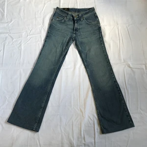 lee jeans - Lee jeans i snyggt begagnat skick i strl 26/33 men uppsydda. i modell desto. midja: 64 cm innerbenslängd : 75cm vidd på benen längst ner : 22x2 cm gren:22cm