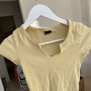 Gul Gina tricot topp  - Bra I skicket, använt 3 gång 