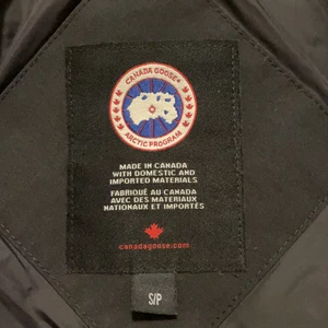 Canada Goose Jacka - Storlek S på jackan, den är alltså en fin höstjacka som också funkar som en vinterjacka. Det är en kortare modell än andra Canada Goose jackor 