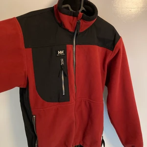 Helly Hansen jacka - Jacka från Helly Hansen. Väldigt vindtät och skön. Perfekt till hösten/vintern. Storlek small men passar även M. Bra skick.