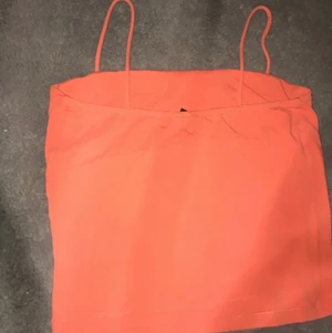 Gina tricot topp - Ett fint rosa rött linne! Använd några gånger! Men är i bra skick skulle säga 9/10 ska bara tvättas som alla andra kläder som jag säljer. Har haft i nån månad.