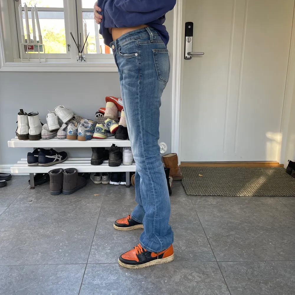 Säljer mina as snygga levi’s jenas. Snygg blå färg. Låg midjade. Nästan aldrig använda. 💕. Jeans & Byxor.