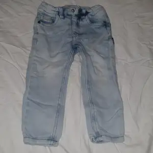Mjuka jeans utan stretch till barn, storlek 86. Rensar på vinden, kommer lägga ut en hel del grejer. Kan skickas, då du betalar frakten.