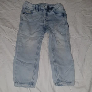 Jeans barn strl 86 - Mjuka jeans utan stretch till barn, storlek 86. Rensar på vinden, kommer lägga ut en hel del grejer. Kan skickas, då du betalar frakten.