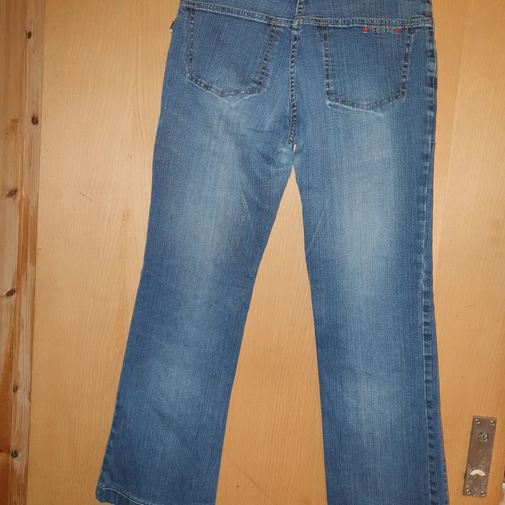 Snyggt slitna jeans med snygga detaljer,stl 31,elastiska innerben längd 70cm,låg midja 78 cm.. Jeans & Byxor.