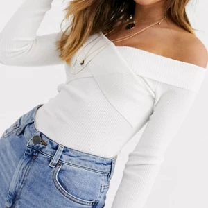 Miss selfridge wrap off shoulder tröja - LÅNADE bilder från Asos, sista bilden demonstrerar enbart modellen på tröjan it färgen. Vit miss selfridge tröja köpt från Zalando i strl 38 för ca 2 år sedan, den är dock knappt använd och skicket är väldigt vackert 