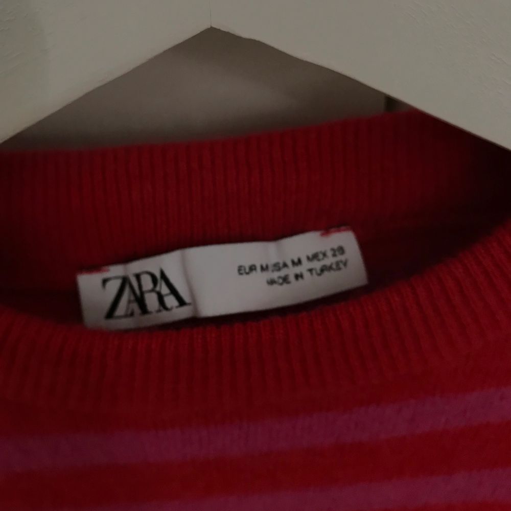 Säljer min randiga tröja ifrån zara i nyskick! Den är i storlek M men passar mer som en S! Nypris var 399 köp direkt för 200kr!💕. Tröjor & Koftor.