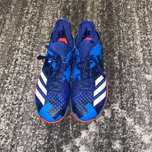 Adidas skor storlek 42-43 - Bra kvalitet, använda ett par gånger. Pris går att diskutera.