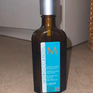 Moroccan hår olja, lite mer än hälften kvar så typ 70ml. Köpt för 380 kr.