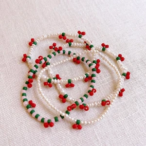 Smycken  - Första bilden är tagen🤍 Sead bead smycken som finns i alla färger och gå att få hur du vill🤍