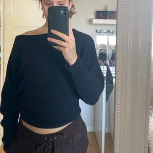 NA-KD stickad one Off shoulder tröja - Så fin tröja men använder tyvärr inte längre, jätte bra skick och kvalitet på tröjan, st XXS men sitter som S