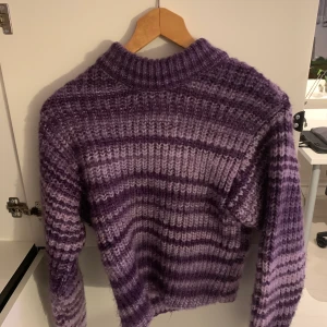 zara tröja  - säljer denna näst intill oanvända tröjan ifrån zara! Supermjuk och jättefin💜 köparen står för frakten! 