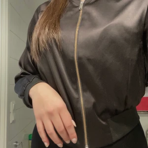 Jacka - Säljer denna fina jacka ifrån Ginatricot. Lite tunnare material, skulle säga en perfekt vårjacka/tidig höst. Storlek XS, passar även S. Köparen står för frakt💞