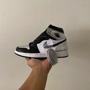 J1 Retro High ”Silver Toe” - Size: EU 38                                                              Brand New.                                                             Price: 2999 SEK