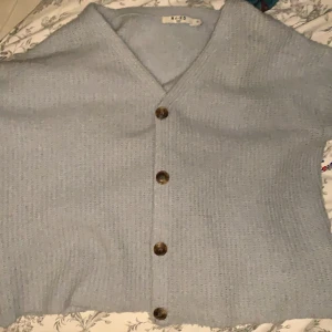 Nakd kofta  - Jättefin och mysig kofta ifrån NA-KD! Koftan är i storlek xs och ljusblå!! Färgen syns inte helt på bilderna men mer bilder kan skickas hur den ser ut i dagsljus osv!🥰💕💕 