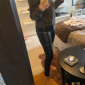 Skinnbyxor med dragkedja!  - Så snygga skinnbyxor från Zara. Spårbar frakt tillkommer - 66kr😊