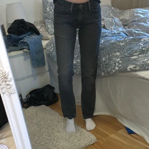 Levis 511 - säljer mina levis 511 jeans storlek W28 L 32, nästan nyskick och köpta för 1000 kr så säljer för 350 kr plus frakt som köparen står för😊 om flera intresserade buda i kommenterana 