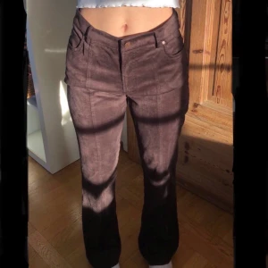 snygga bruna byxor - Ett par jättemjuka byxor i trendig brun färg. Inga defekter och är i gott skick. Köpta på second hand. Lite stora i midjan och rumpan för mig som brukar ha storlek s och är 168cm. Skriv för fler bilder💕 