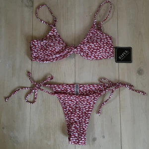 Bikini - Säljer denna jättefina oanvända bikinin från Zaful. Storlek M men passar bättre S. Justerbara band både på över- och underdelen.💗