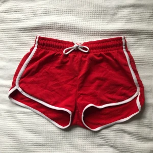 Sweatpants-shorts från Cubus Strl: 146/152 11-12 år OBS! Passar fler - Ett par Röda sköna mjukisshorts till sommaren eller att bara chilla i, med Vita detaljer på💖💖