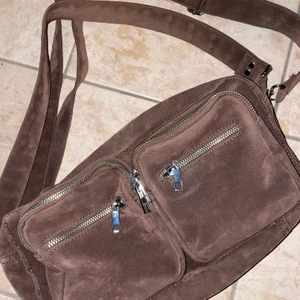 Noella bag - Knappt använd noella bag i den stora storleken. Brun och inköpt på two angels i Göteborg.