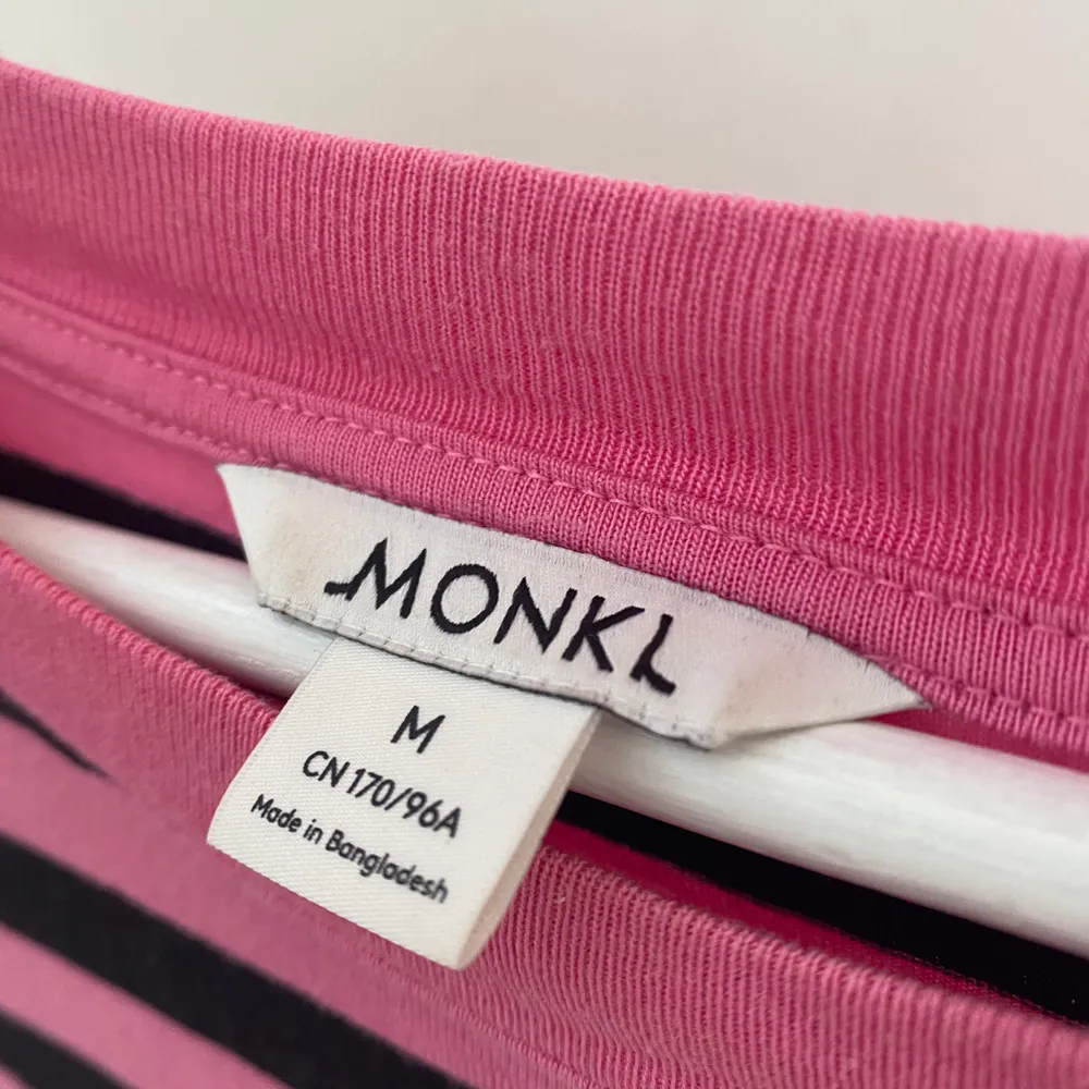 Säljer denna randiga långärmade tröjan från monki i stl M😀. Tröjor & Koftor.