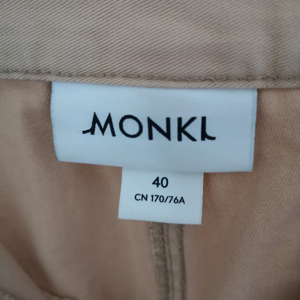 Beiga cargobyxor från Monki strl 40, säljes pga för stora . Jeans & Byxor.