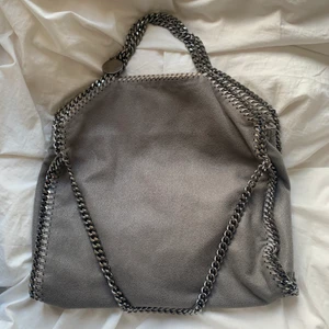 Stella McCartney - Intressekoll på denna underbara väska, säljer då jag inte har någon användning av den tyvärr. Den är i toppskick, ingen missfärgning på kedjorna eller fläckar! Såklart äkta men inget kvitto tyvärr. 😇