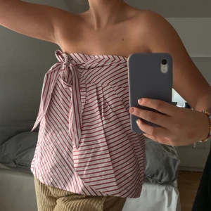 Randig topp/kjol - Säljer en randig kjol från Zara, som jag även använt som topp vilket blev superfint. Storlek S