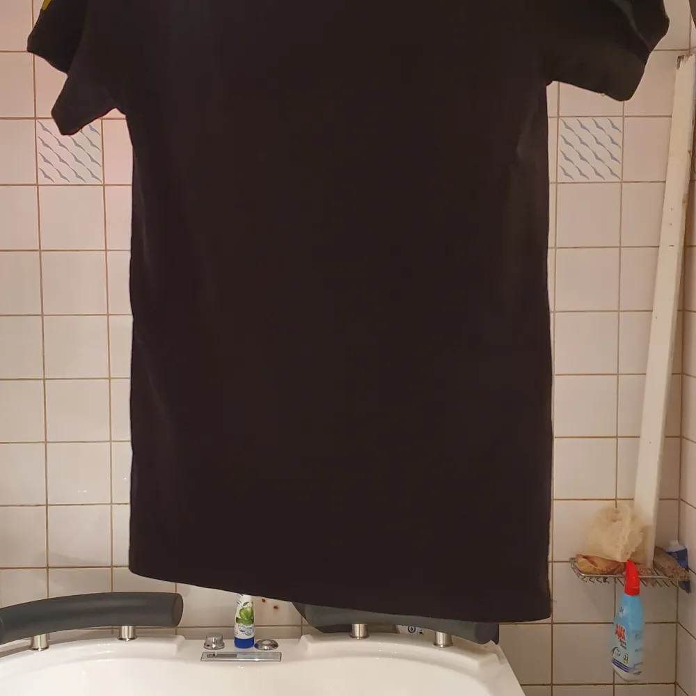 Åkt LV t.shirt Användade 2 dager och passar xs_ m.finns fler och passar till båda kön.. T-shirts.